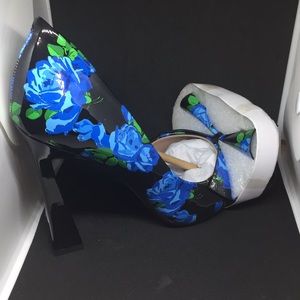 Betsy Johnson Nobble-P Blue Multi Floral Pump